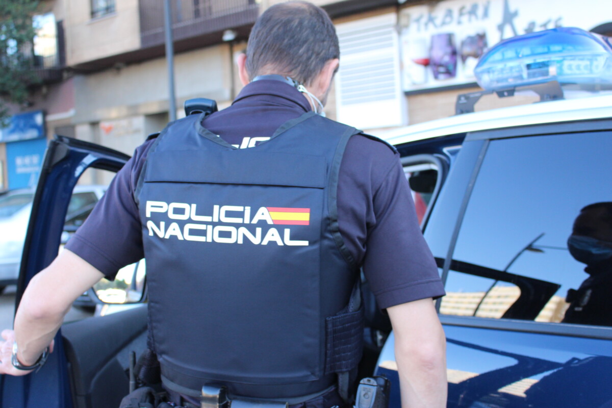 Agente de la Policía Nacional accediendo al coche patrulla